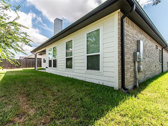 4th image of 410 Hazeltine Dr