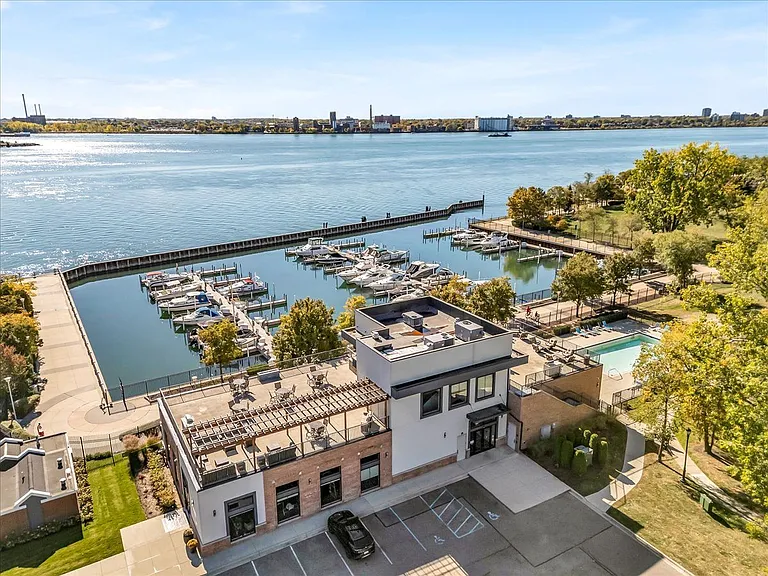 Waters Edge Apartments of Harbortown — Photo 33