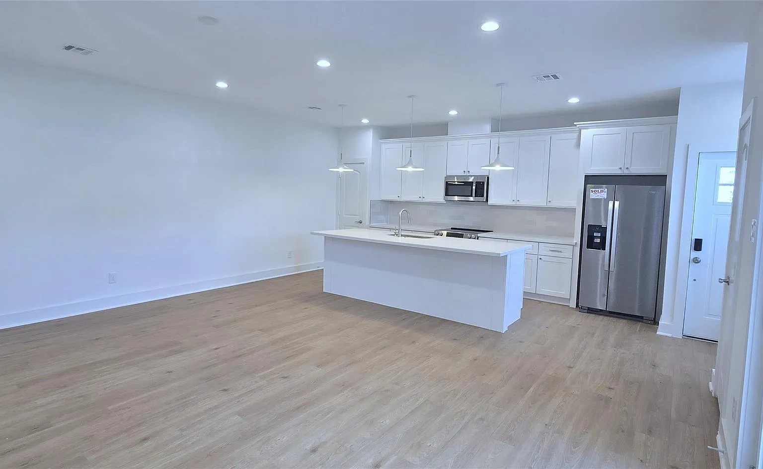 3 bed, 2.5 bath, 1425 sqft, $1,800 — Photo 3