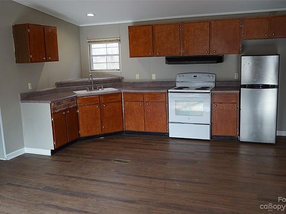 4th image of 632 E 1st St