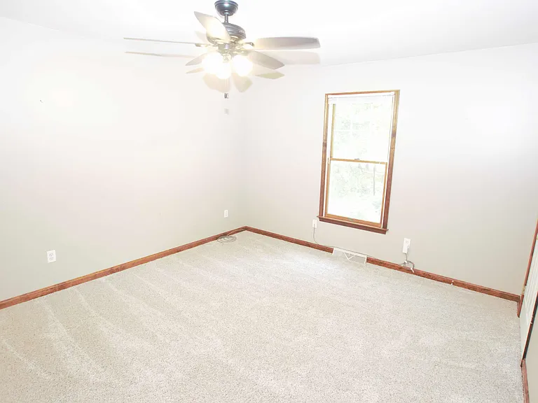 98 Thorndale Cir — Photo 31