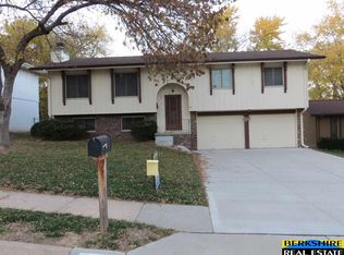 13912 Y Cir, Omaha, NE 68137