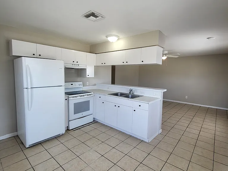 2145 Pauldo St — Photo 5