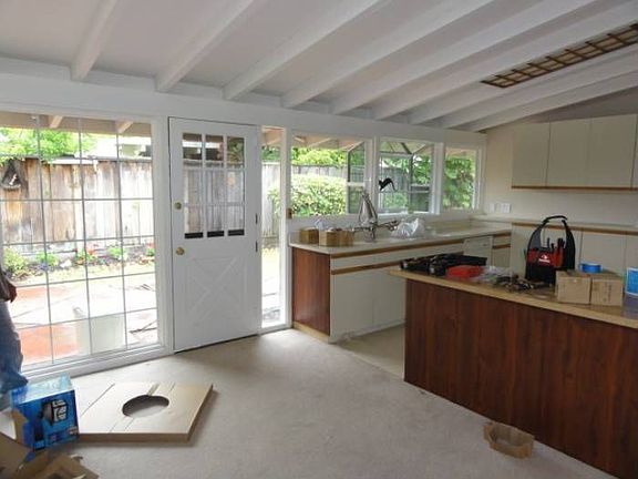 3rd image of 952 Colonial Ln