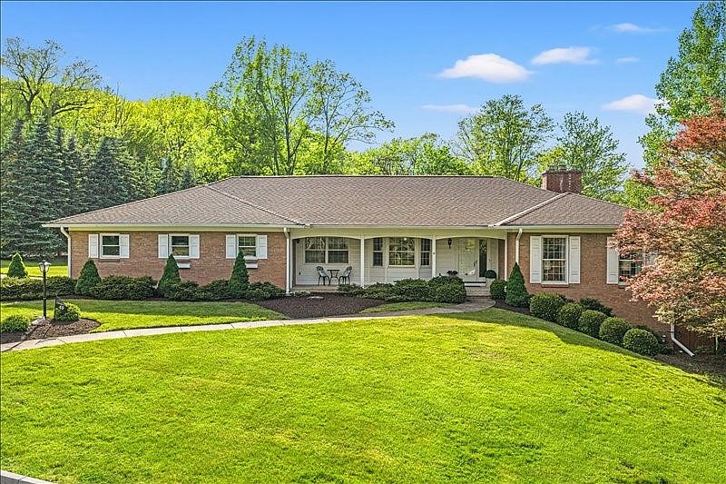 1st image of 40 Larchmont Rd