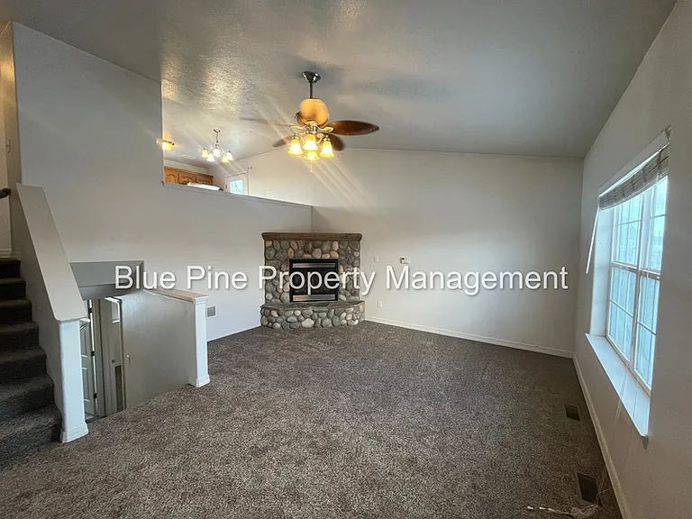 283 Kimberly Dr — Photo 2