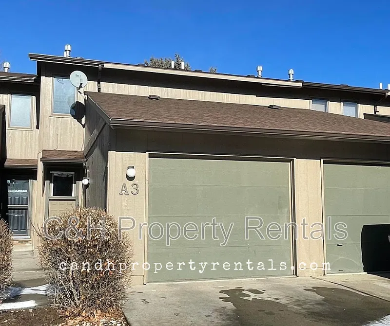 2 bed, 1.5 bath, 1076 sqft, $1,400 — Photo 1