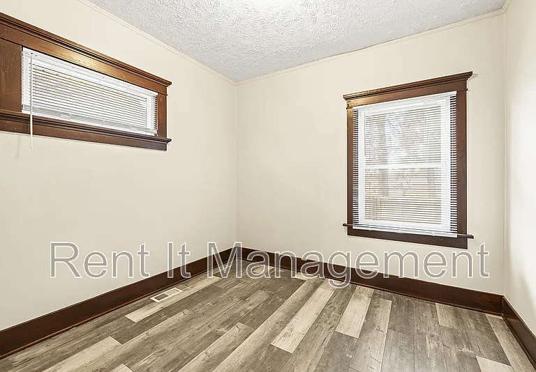 2816 N 19th Ave — Photo 9