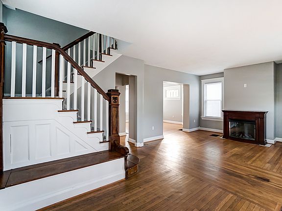 3rd image of 3814 Elsmere Ave