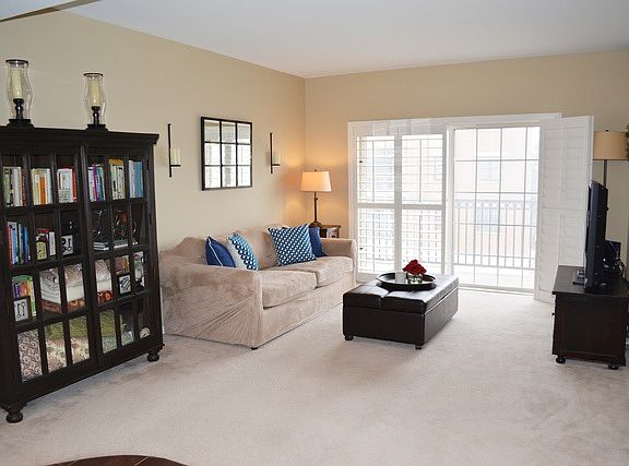 4th image of 410 W Burlington Ave Unit 302