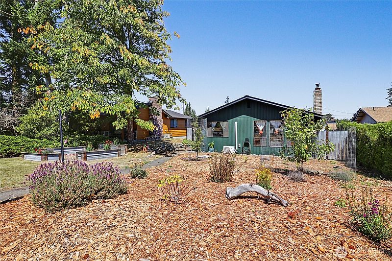 2nd image of 823 W 15th Street