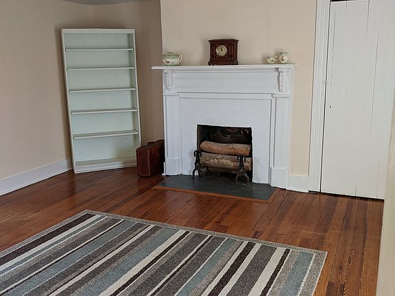 5th image of 1304 Oak Ln