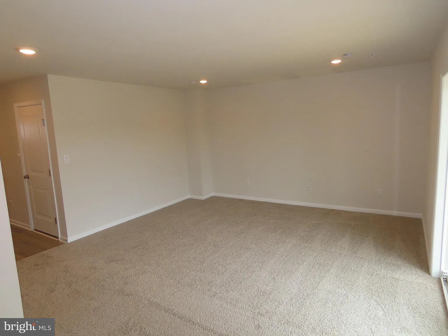 3 bed, 2.5 bath, 1969 sqft, $3,000 — Photo 4