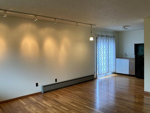 Dining area into the kitchen... as seen from the entryway/living room.