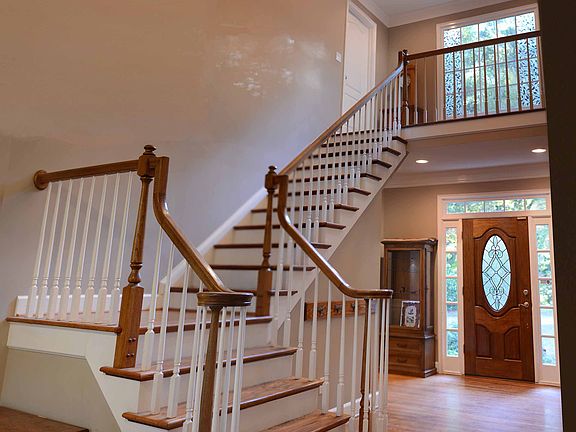 Entry with balcony