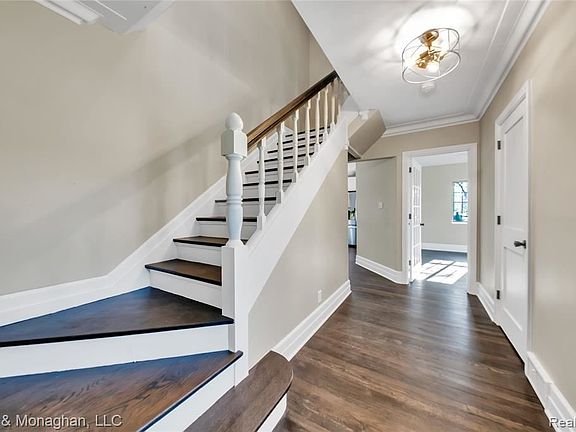 5th image of 702 Lakepointe St