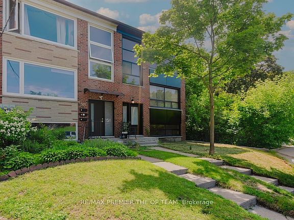 3rd image of 299 Quebec Ave #1