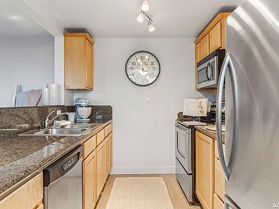 4th image of 201 Broadway Unit D