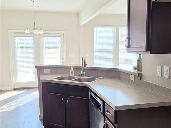 5th image of 76 Greenfield Dr