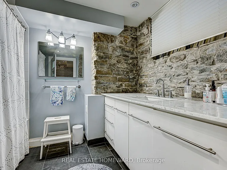 66 Mackenzie Cres #MAIN FL — Photo 28