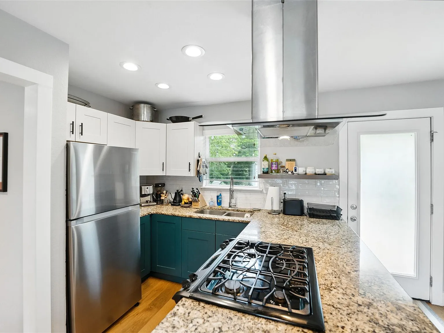 3 bed, 1.0 bath, 1170 sqft, $2,200 — Photo 4