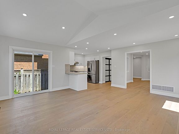 5th image of 3955 Foxwood Ave