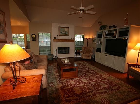 4th image of 353 Columbine St