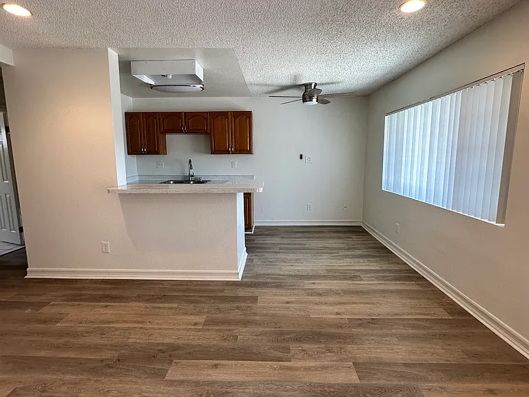 Courtyard Square Apartments — Photo 31