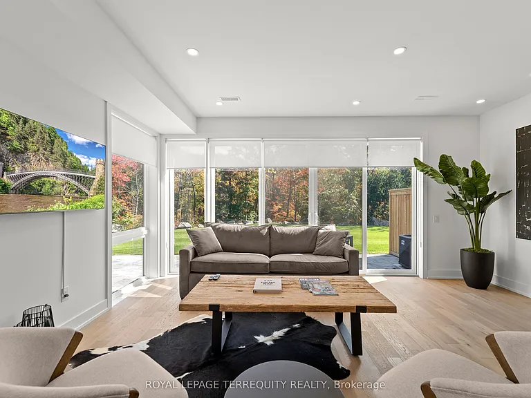35 Rockmount Cres — Photo 12