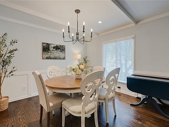 4th image of 13 Ivy Sq NE