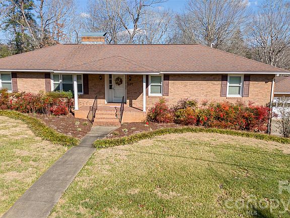 2nd image of 207 Woodlawn Dr