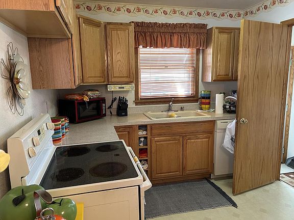 4th image of 827 Coronada DRIVE