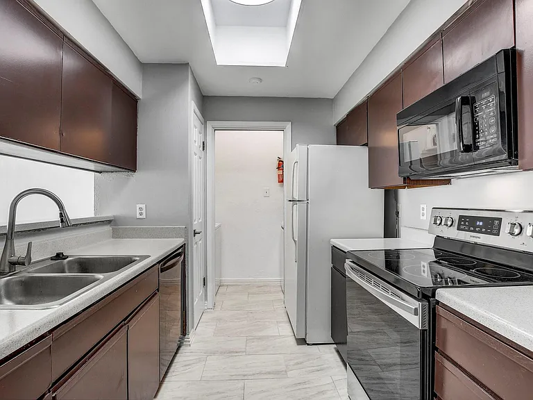807 W 25th St #210 — Photo 8