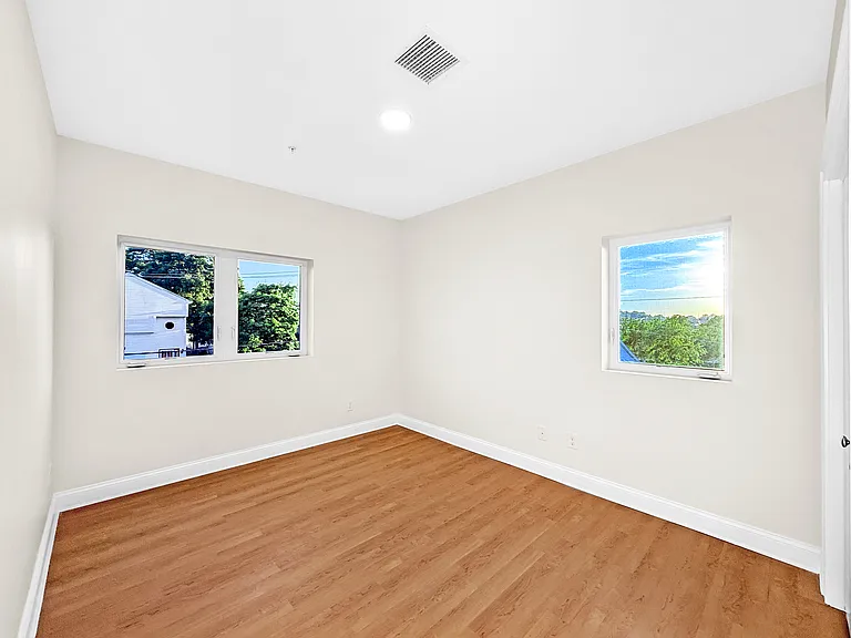 10 Franklin Ave #300 — Photo 11