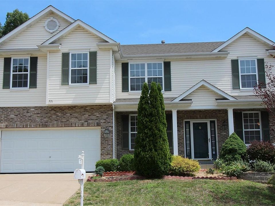 Welcome home to this large 3,050 sq ft 4 bed, 2.5 bath home.
