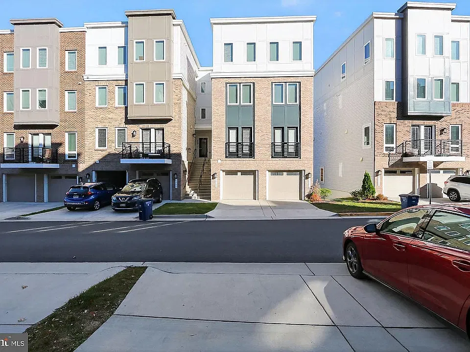 3 bed, 2020 sqft, $1,500 — Photo 3