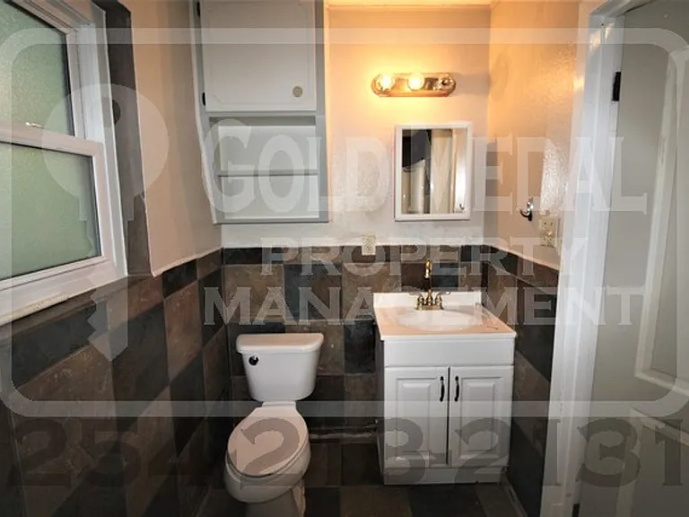 1208 E Avenue H — Photo 12