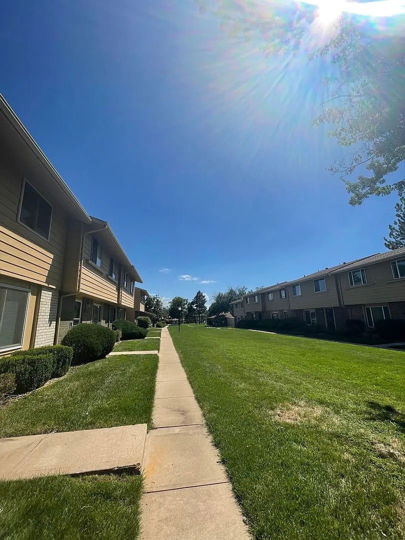 2 weeks free with lease signed and move-in occurs by 9/4/26! Updated 3 BD/ 1.5 BA Townhome in Aur... — Photo 2