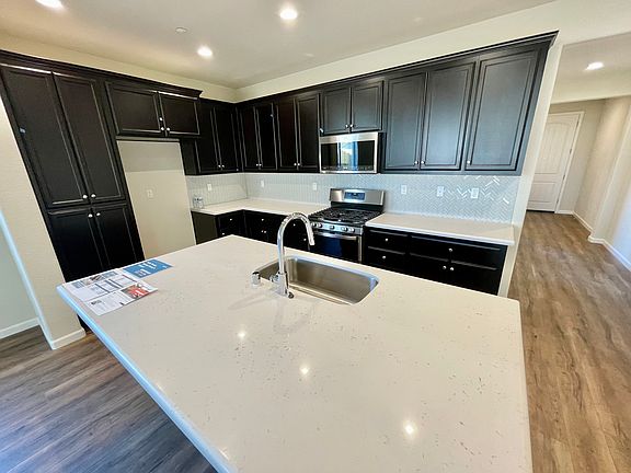 4th image of 658 Arlington Way