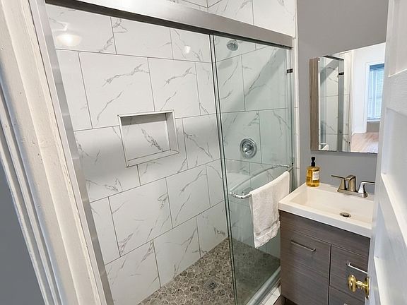 3rd image of 1228 Oak Ave #1M
