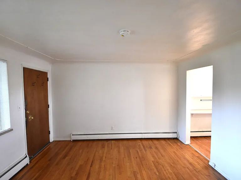 911-933 Portland Place — Photo 5