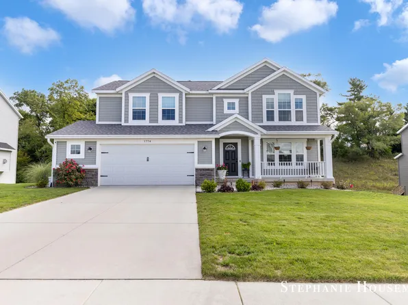 1774 Solitude Dr NE, Grand Rapids, MI 49525