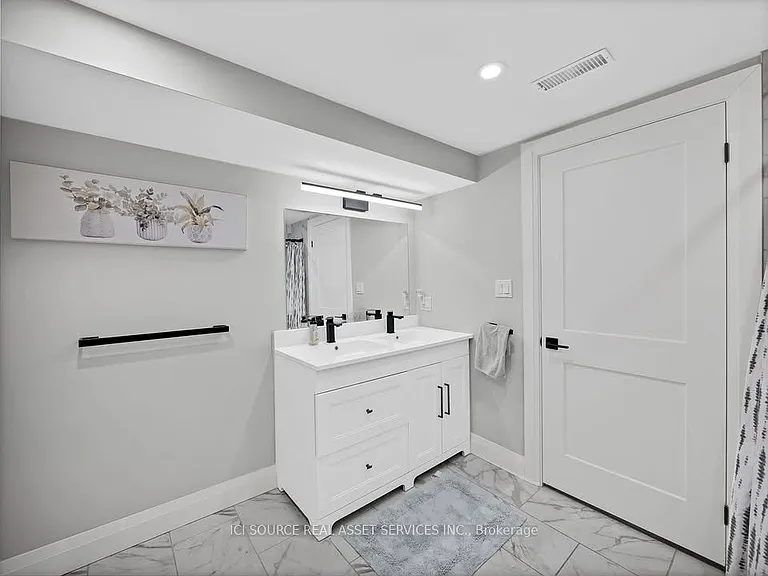 493 Queen Victoria Dr #B — Photo 12