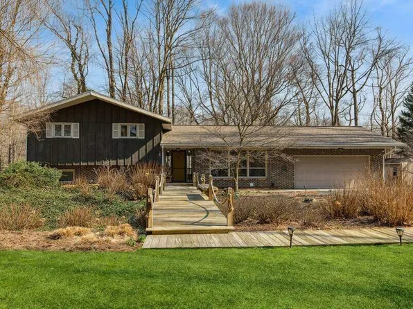 4863 Woodland Dr, Saint Joseph, MI 49085