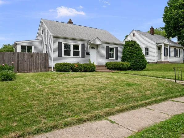 2302 N Howell St, Davenport, IA 52804