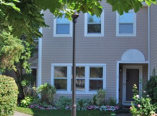 17 Schooner Ln, Quincy, MA 02171