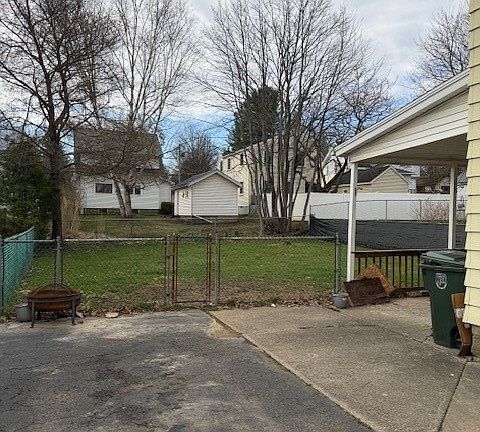 4th image of 321 Superior St