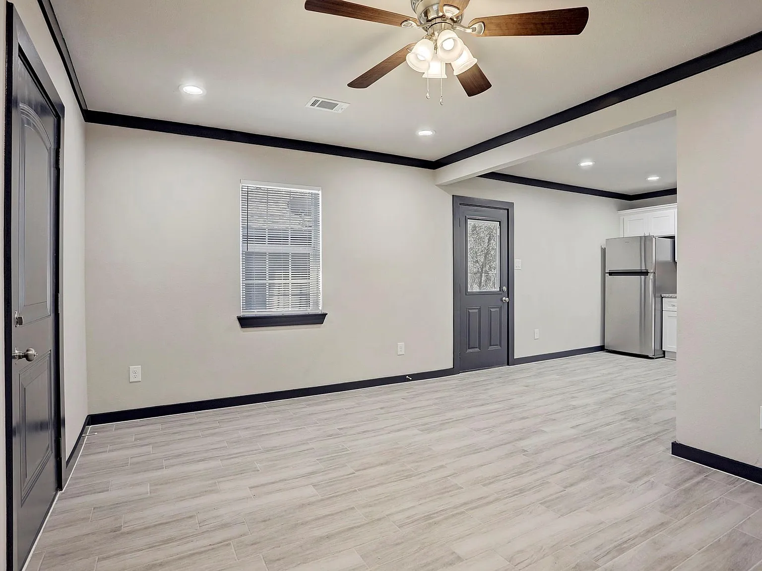 2 bed, 1.0 bath, 832 sqft, $1,200 — Photo 3