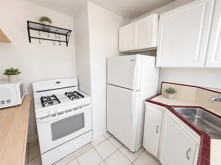 1258 1/2 Thomas Ave — Photo 2