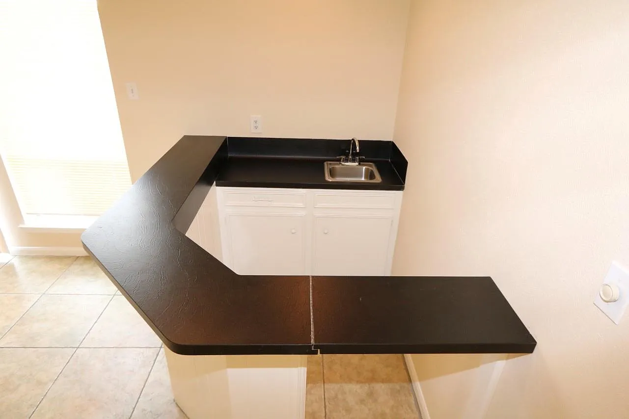 3 bed, 2.0 bath, 1983 sqft, $1,930 — Photo 3